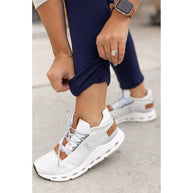 Buttery soft navy fleece leggings for women by Julia Rose.
High-waisted fleece leggings with side pockets in navy.