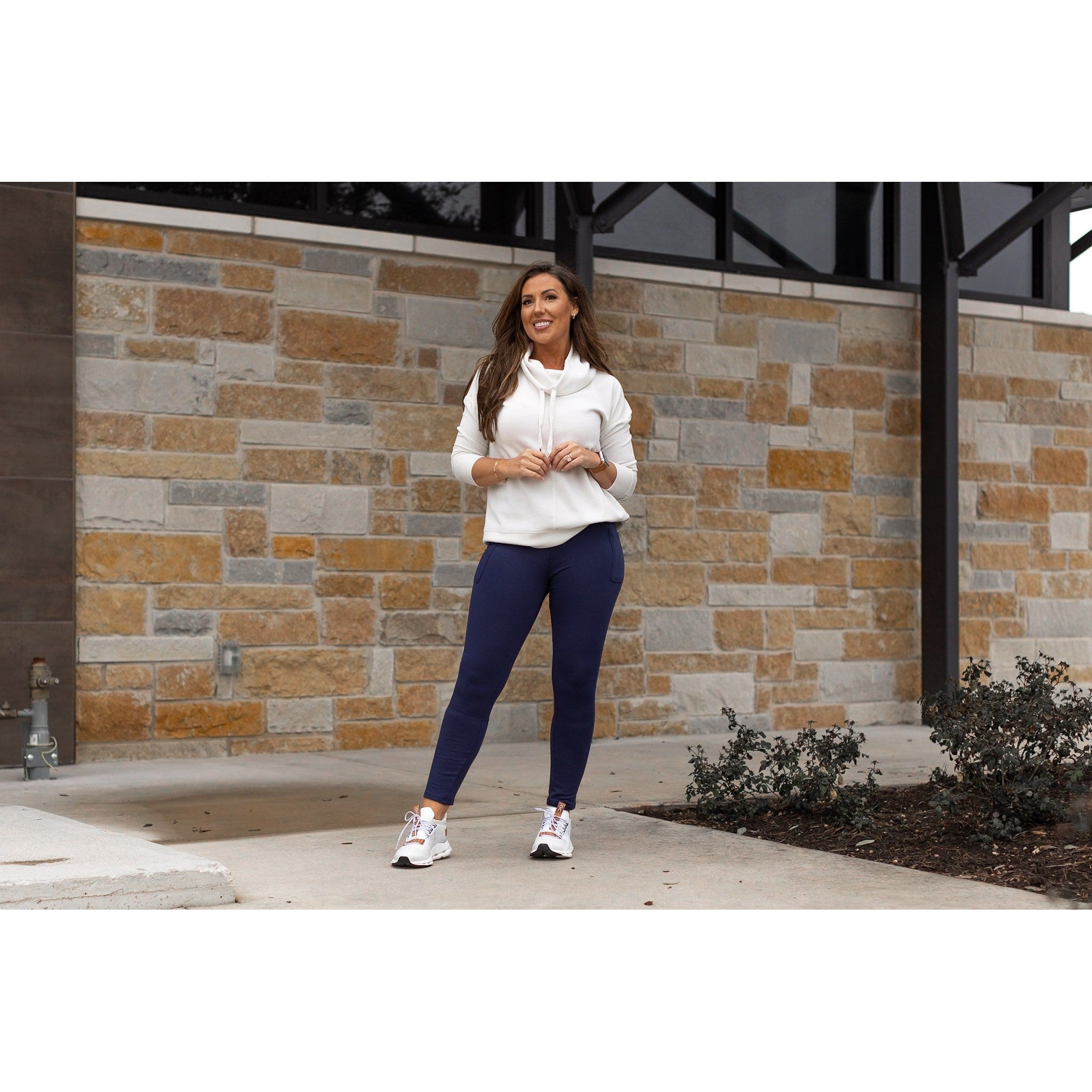 Buttery soft navy fleece leggings for women by Julia Rose.
High-waisted fleece leggings with side pockets in navy.